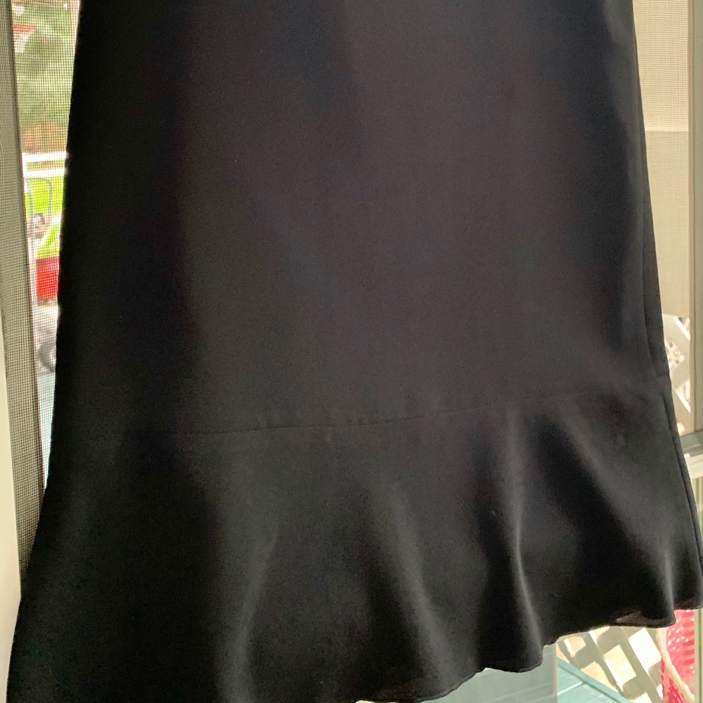 Flirty & Flattering Pencil Skirt w/ Flurry Hemline Sz 6 & PRICED TO SELL!!!!​